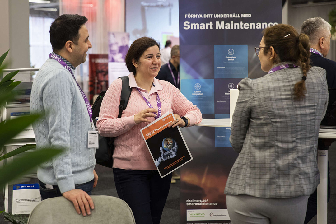 Tre besökare samtalar på Underhållsmässan 2024