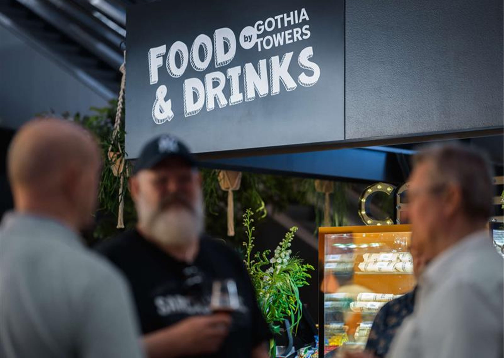 Food & Drinks-område med besökare på mässa.