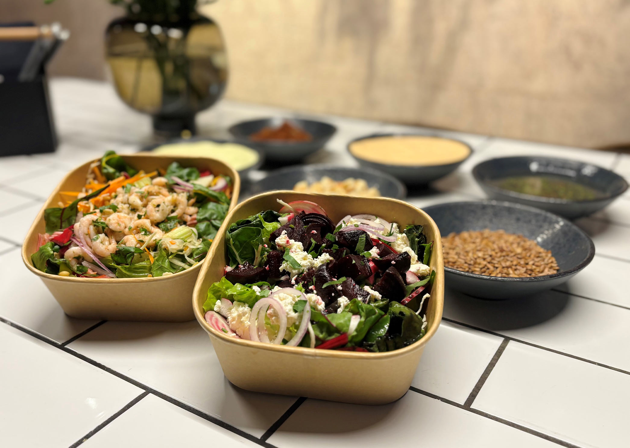 Take away-sallader med räkor och grönsaker.